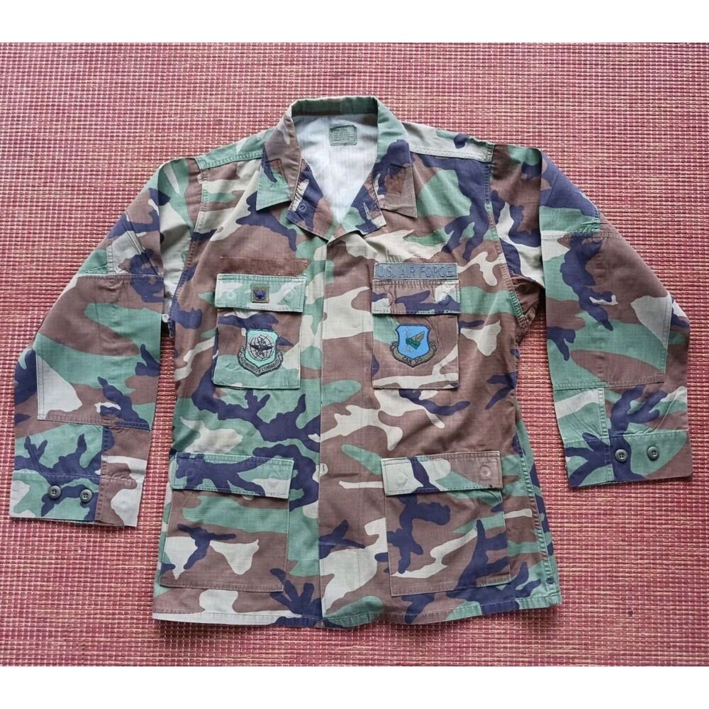 VTG US Air Force Military Woodland Camo Utility Jacket Patches Air Mob Comm Med
